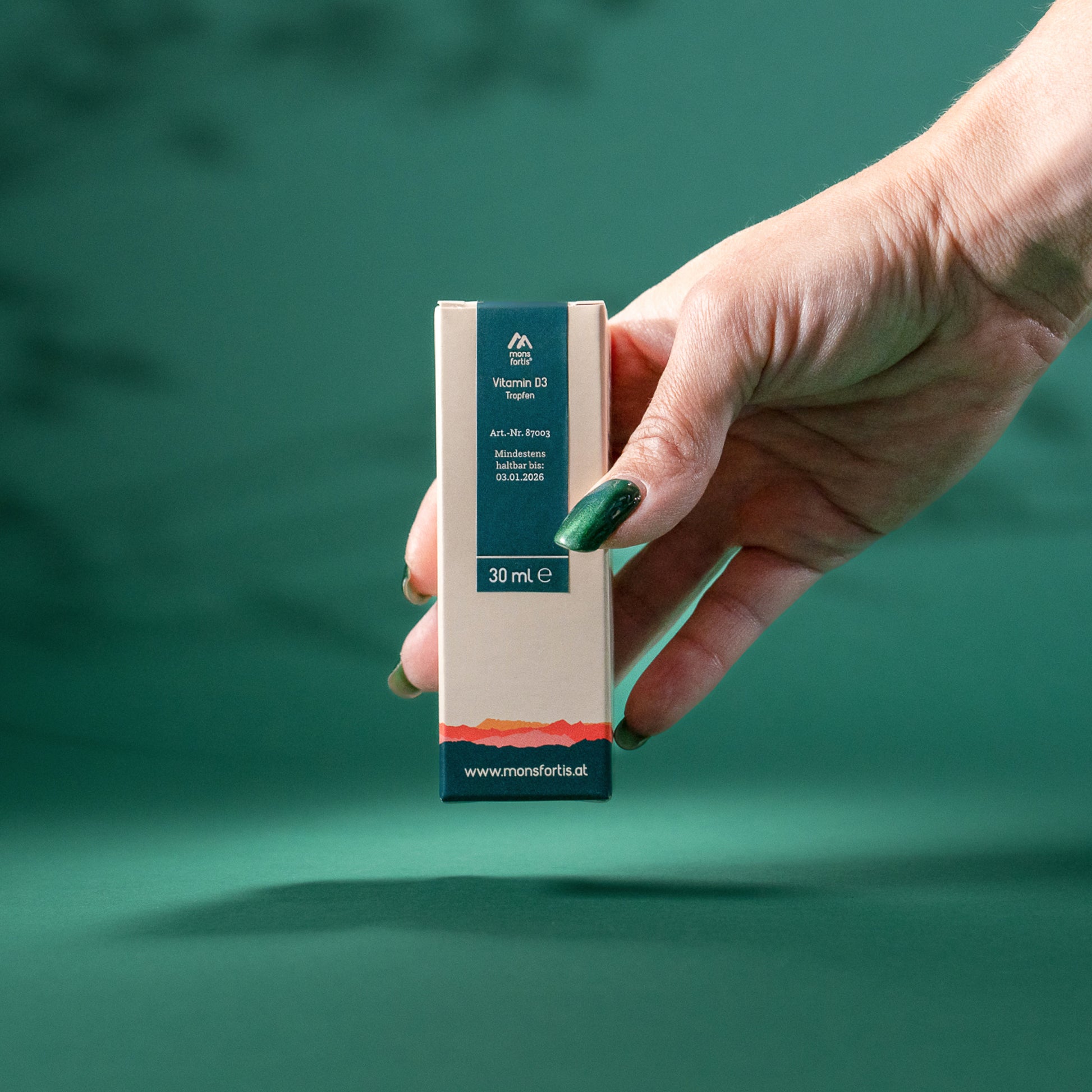 Hand mit Mons Fortis Vitamin D3 Tropfen zur täglichen Einnahme
